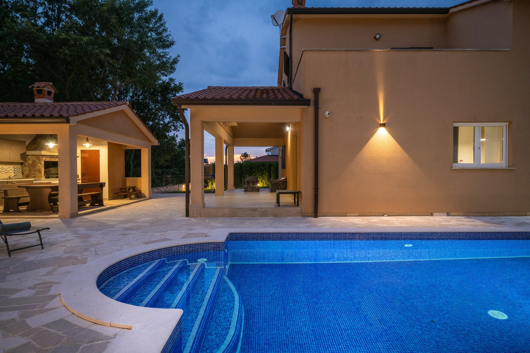 Villa Luna evening pool